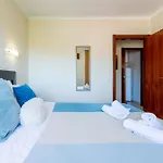 #005 Encosta Apartment Pool & Relax Area