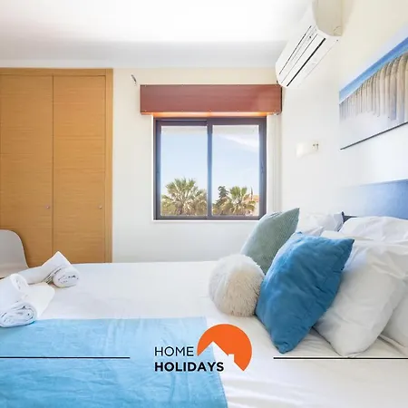 #005 Foxy B By Holidays Apartment *