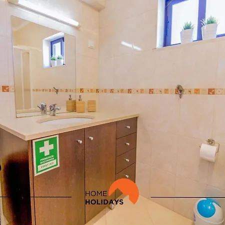 #005 Foxy B By Holidays Apartment *